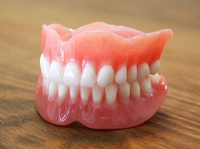 Prótese dentária: tipos, como escolher e cuidados essenciais